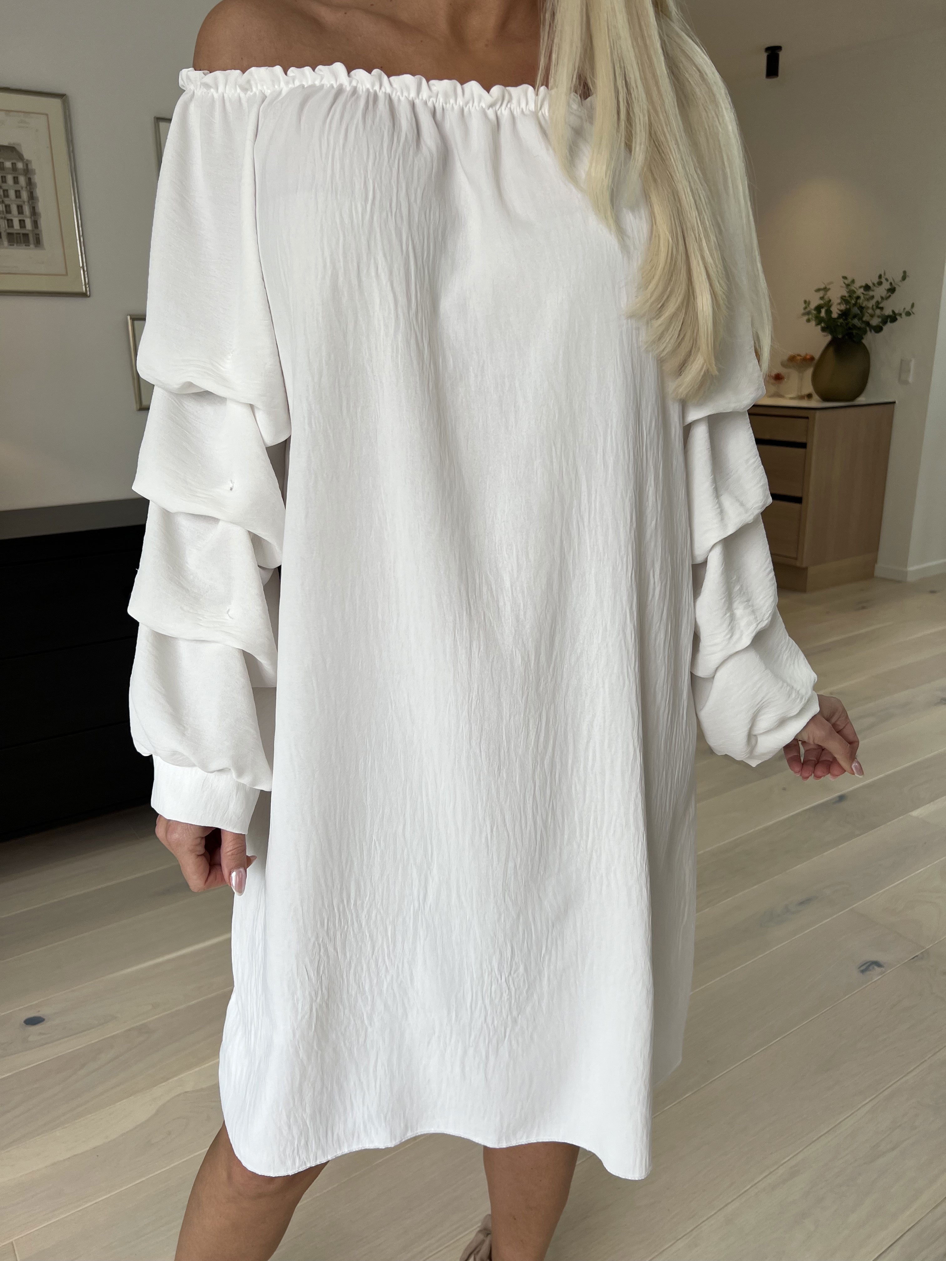 Joanna - Söt viskosklänning med rynkade ärmar